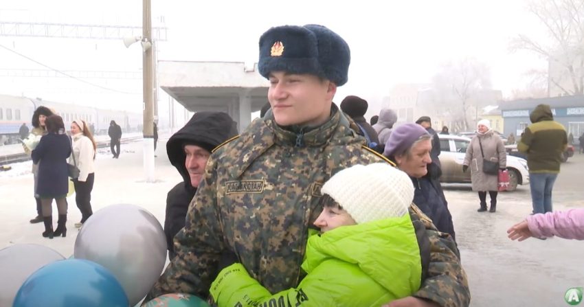 На костанайском железнодорожном вокзале шумно и весело семьи встречали своих сыновей и братьев